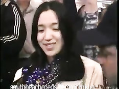 Американские девчонки на карнавале показывают сиськи и письки