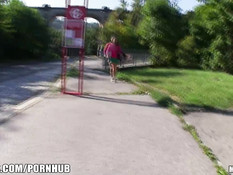 Рыжая девушка с автобусной остановки согласилась на минет и секс