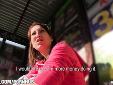 Рыжая девушка с автобусной остановки согласилась на минет и секс