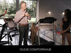 Юная девушка трахается со стариком, который подглядывал за ней