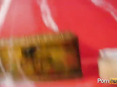 Парень будит свою молоденькую подружку и трахает её на диване