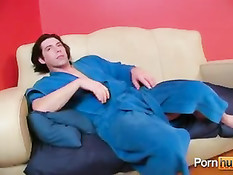 Парень будит свою молоденькую подружку и трахает её на диване