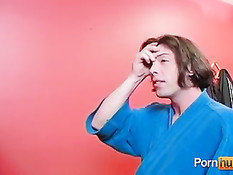 Парень будит свою молоденькую подружку и трахает её на диване