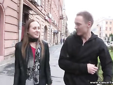 Приезжая девушка Варя пригласила парня в гости и сделала минет