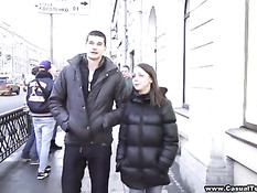 Приезжая деваха познакомилась на улице с парнем и отсосала член