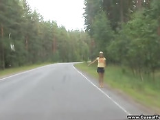 Светловолосую девчонку привезли в лес и оттрахали возле дерева