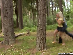 Светловолосую девчонку привезли в лес и оттрахали возле дерева