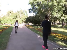 Красивая девчонка Катя гуляла по парку и познакомилась с парнем