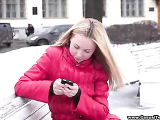 Блондинка познакомилась на улице с парнем и дала себя трахнуть