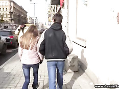 Паренёк пригласил в гости и оттрахал незнакомую тощую девчонку