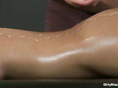 Страстной азиатке Asa Akira захотелось потрахаться после массажа