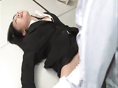 Японскую девку отъебали в туалете и залили спермой чёрный костюм