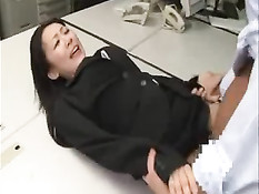 Японскую девку отъебали в туалете и залили спермой чёрный костюм