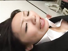 Японскую девку отъебали в туалете и залили спермой чёрный костюм