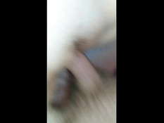 Мужчина трахает молоденькую подружку и кончает на бритый лобок