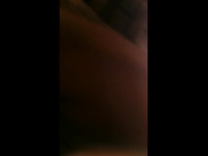 Мужчина трахает молоденькую подружку и кончает на бритый лобок