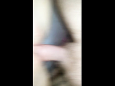 Мужчина трахает молоденькую подружку и кончает на бритый лобок