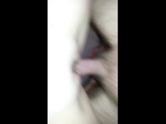 Мужчина трахает молоденькую подружку и кончает на бритый лобок