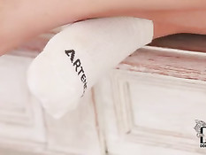 Эта гибкая блондинка во время упражнений может сосать пальцы ног