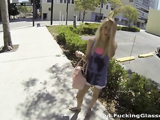 Мужчина привёл блондиночку в свой офис и оттрахал на диванчике