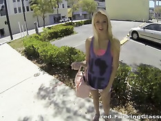 Мужчина привёл блондиночку в свой офис и оттрахал на диванчике