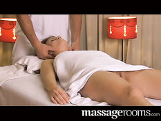 Милая девушка насладилась массажем с маслом и сексом с мужчиной