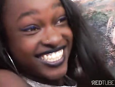 Чёрные девки ебут себя фаллоимитаторами, а парни смотрят и дрочат