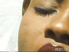 Лысый чёрный любовник сделал куннилингус и оттрахал в бассейне