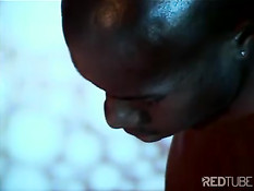 Мулатка с волосатой киской отсосала и насладилась куннилингусом