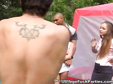 Студенты выезжают в лес компанией и занимаются групповым сексом