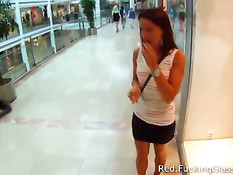 Молодой человек снял в магазине девушку и оттрахал её в туалете