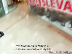 Молодой человек снял в магазине девушку и оттрахал её в туалете