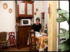 Порно итальянских мамочек занимающихся сексом с юными парнями