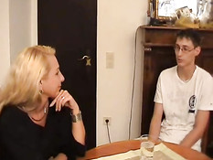 Развратная немецкая мамочка учит сына очкарика, как надо ебаться