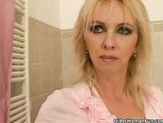 Порно мастурбации сисястой мамы в душе длинным фаллоимитатором