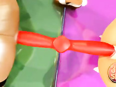 Миссис Доу из 3D мультфильма трахает девушку красным страпоном