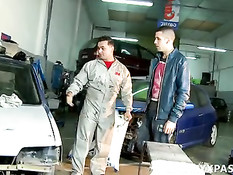 Девушка из автомастерской трахнулась с двумя коллегами по работе