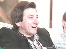 Сексуальные девушки танцуют стриптиз перед мужской компанией