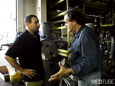 Брюнетка сдаёт машину в автосервис и трахается с двумя мужчинами