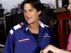 Брюнетка сдаёт машину в автосервис и трахается с двумя мужчинами