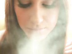 Парень трахнул на кровати сексуальных Molly Bennett и Karina White