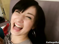 Красивые девушки из колледжа раздеваются и трахаются с парнями