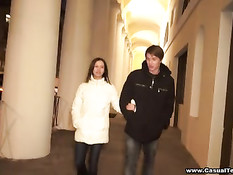 Девка привела домой незнакомого парня и трахнулась с ним на столе