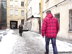 Русская девушка Олеся пригрела замёрзшего парня и сделала минет