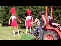 Фермеры устроили групповую секс оргию на поле с горячими девками