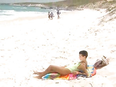 Порнозвезда Simone Horvath трахается на пляже с тремя мужчинами