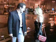 Проститутка Laure Sinclair занимается анальным сексом в подворотне