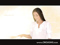 Молодая красавица раздевается и ласкает свою выбритую щёлочку