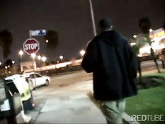 Большая задница мулаточки с татуировками помогла негру кончить