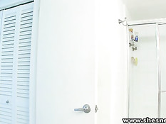 Молоденькая подруга с маленькой грудью сосёт и трахается в душе